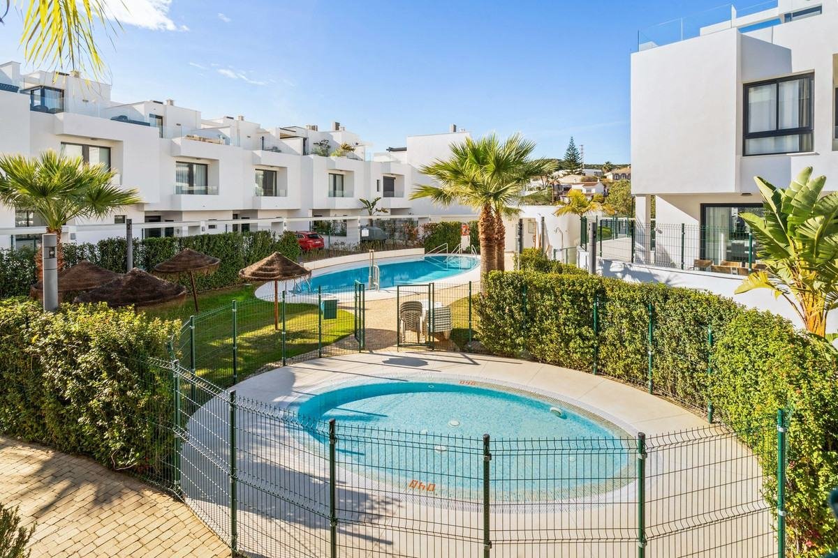 Townhouses and pool in a gated community in Fuengirola