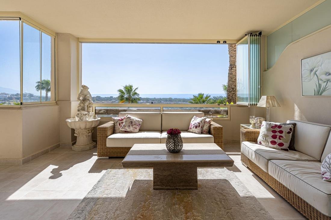 Frontline golf apartment with panoramic views, photo 1